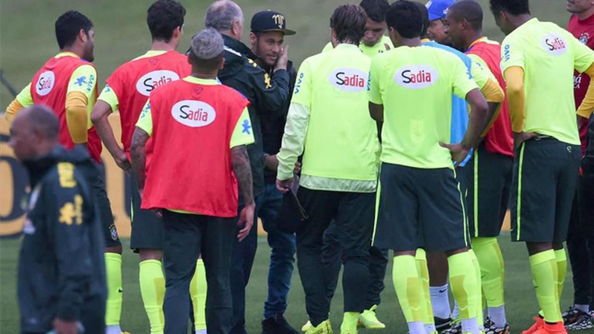 Neymar es saludado por Scolari y sus compañeros en la concentración brasileña