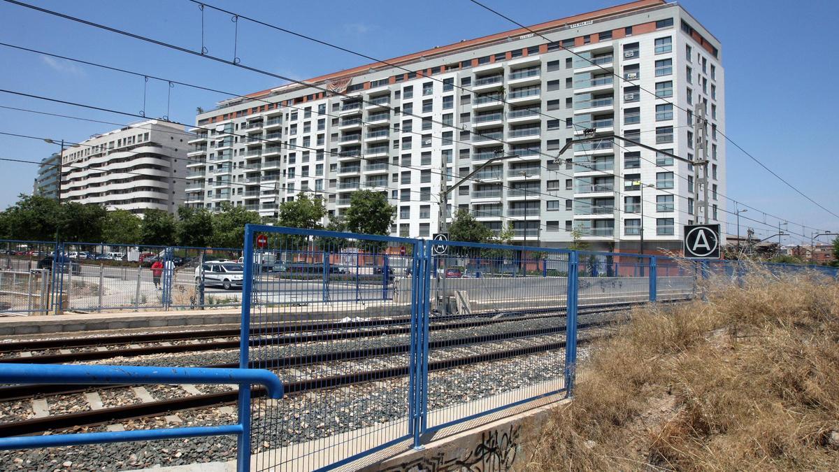 Las vías del tren de la línea Tarragona-València que salen en superficie a la altura del PAI del Grao