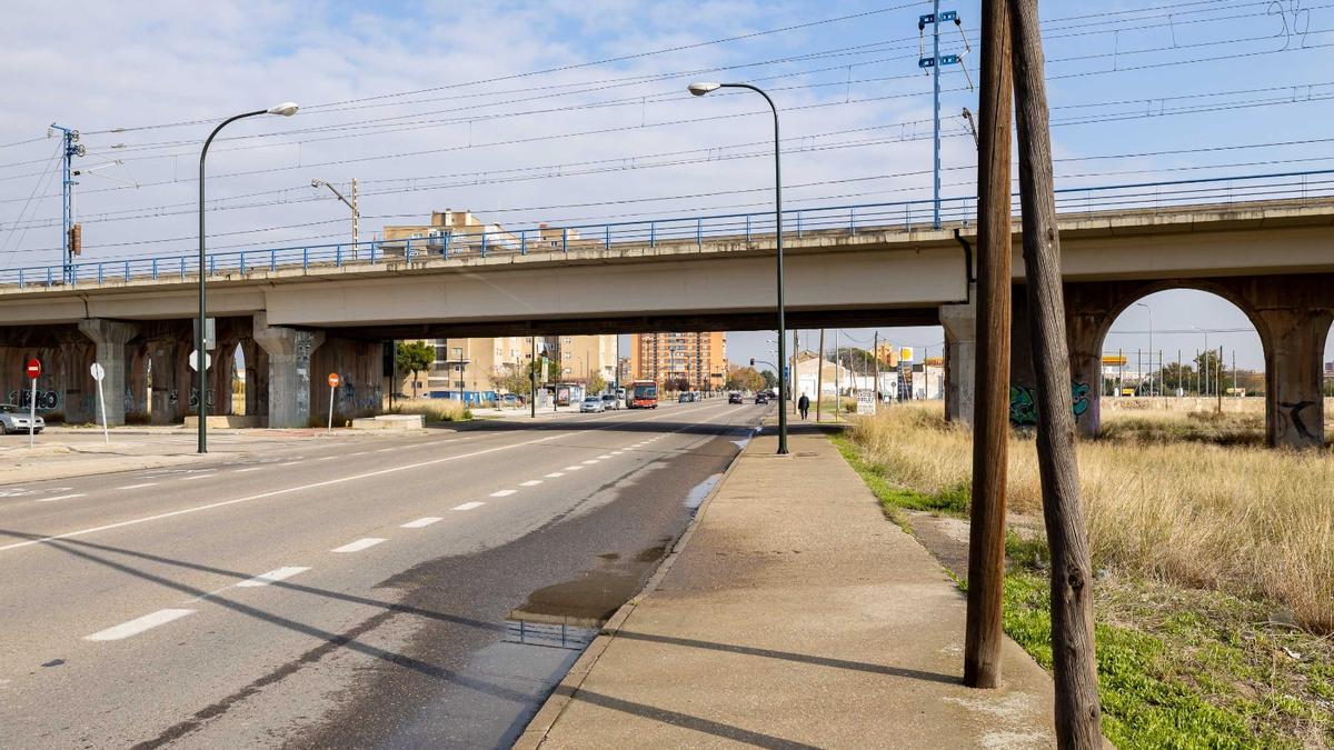 La mejora de las aceras de la avenida Cataluña han sido una reclamación histórica de los vecinos.