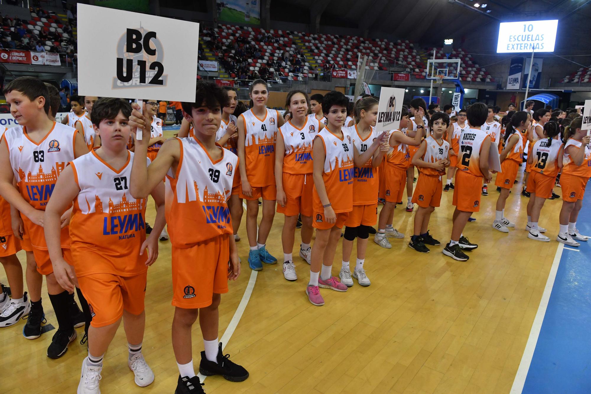 Foto de familia con la cantera del Leyma Coruña