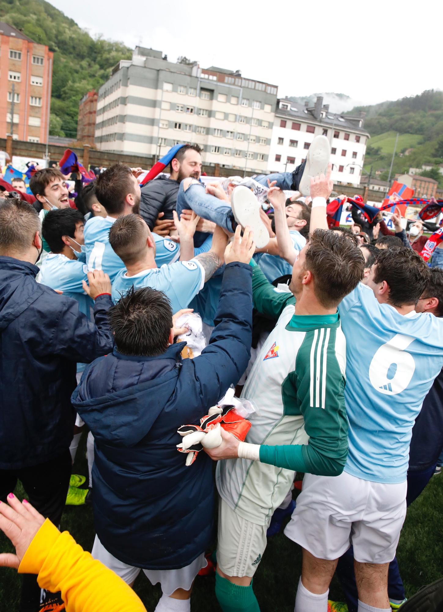 Las mejores imágenes de la jornada de Tercera División: Ceares y Llanera sacan un billete a Segunda RFEF