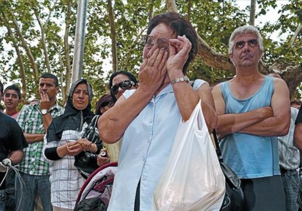 Una mujer llora en el minuto de silencio guardado en Salt en recuerdo de una mujer asesinada en esa ciudad. Una mujer llora en el minuto de silencio guardado en Salt en recuerdo de una mujer asesinada en esa ciudad.
