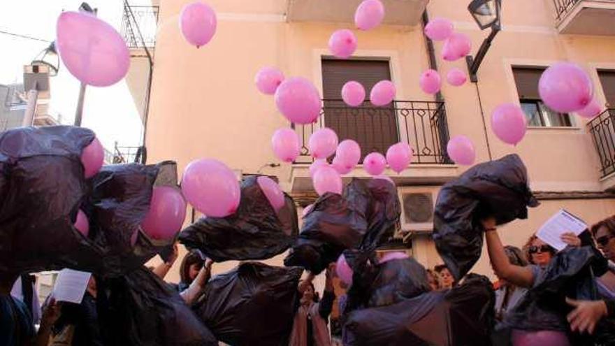 Los participantes soltaron hasta 300 globos rosas en el Día Internacional del Cáncer de Mama.