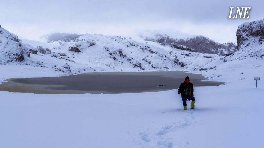 Las espectaculares imágenes de Los Lagos de Covadonga bajo la nieve