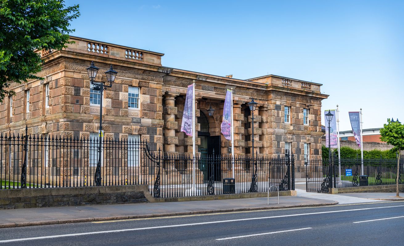 La prisión, de estilo victoriano, se encuentra a las afueras de Belfast