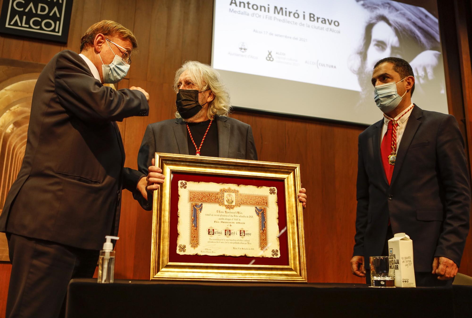 Antoni Miró recibe la Medalla de Oro y el título de Hijo Predilecto de Alcoy