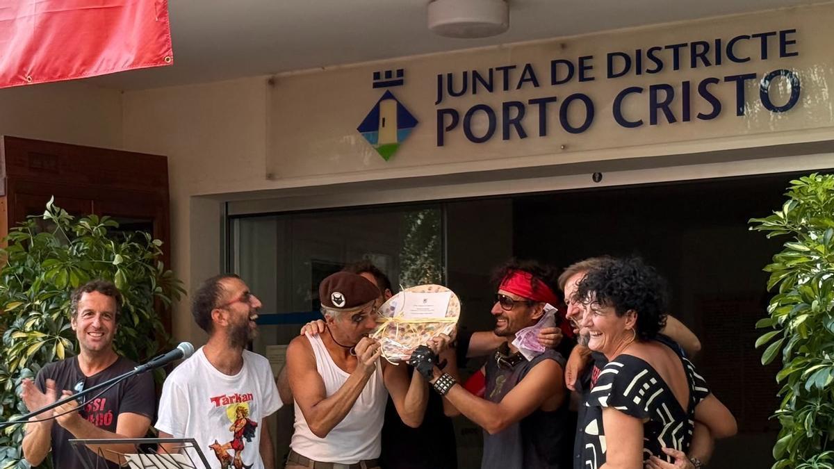Los artífices de la ya mítica película rodada en el Port de Manacor recibieron un obsequio.