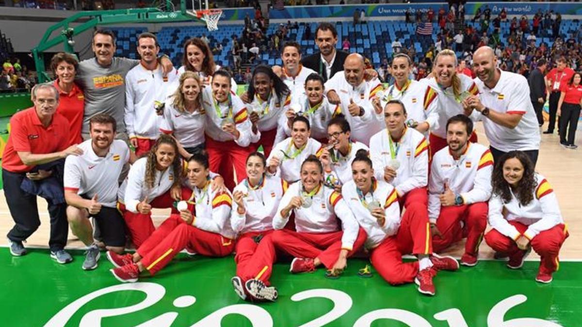 Lucas Mondelo y sus jugadoras posando con la plata conseguida