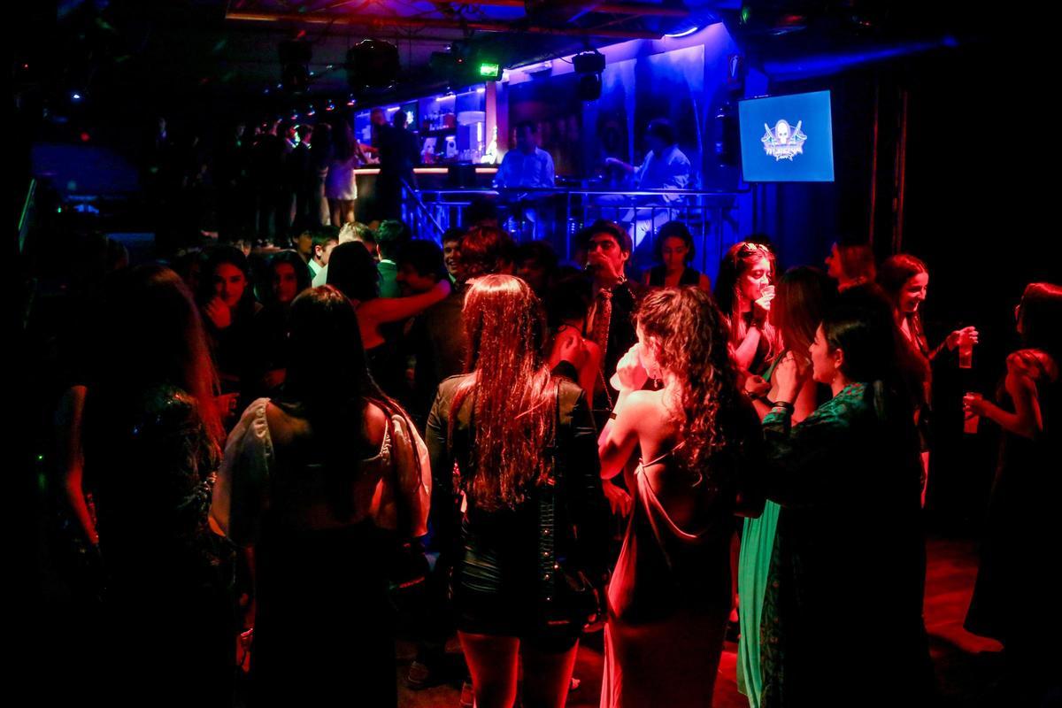 Varias personas en la pista de una discoteca de Madrid.