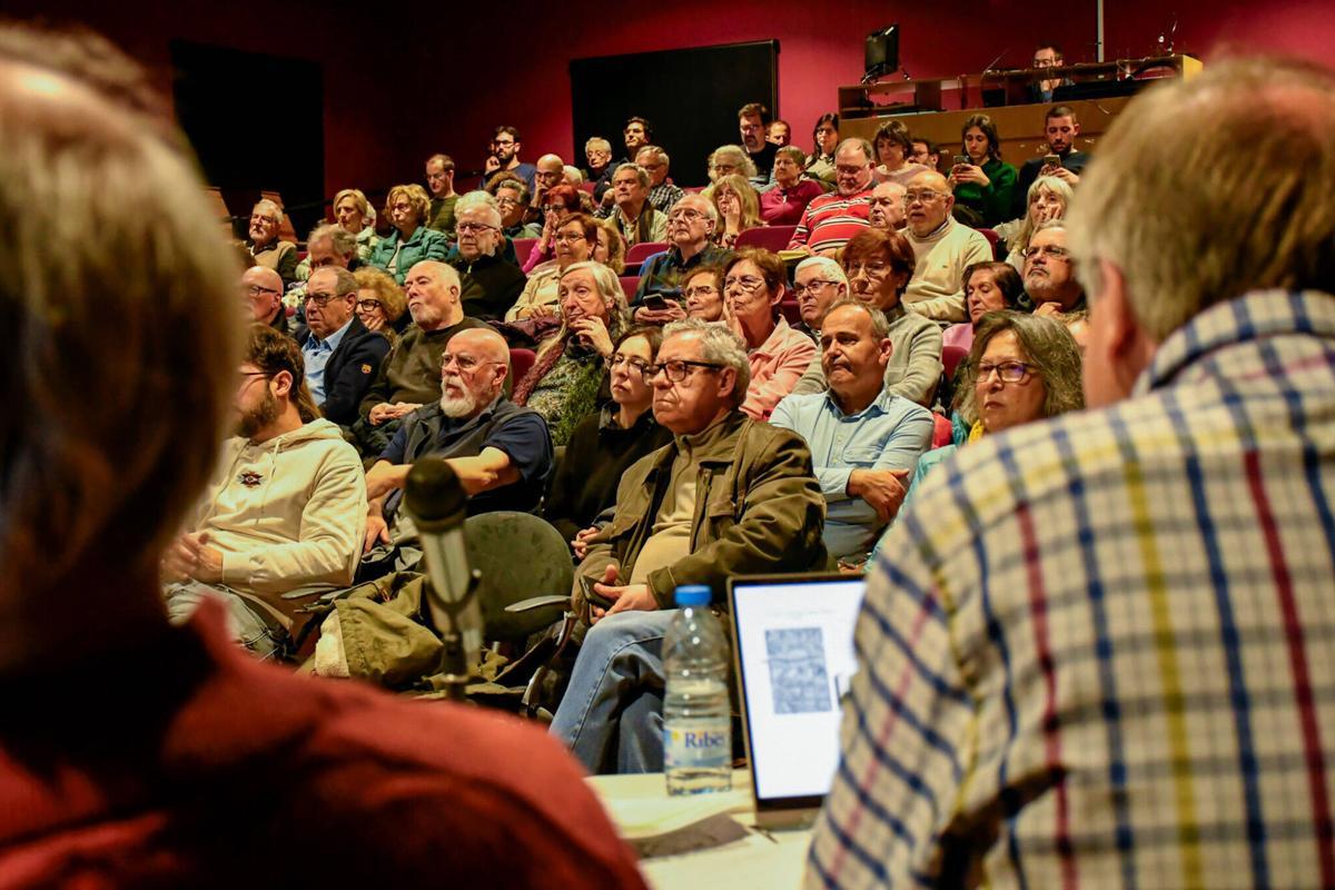 Asamblea vecinal para hablar de los proyectos en torno a Glòries, en la Farinera de El Clot, este miércoles en Barcelona.