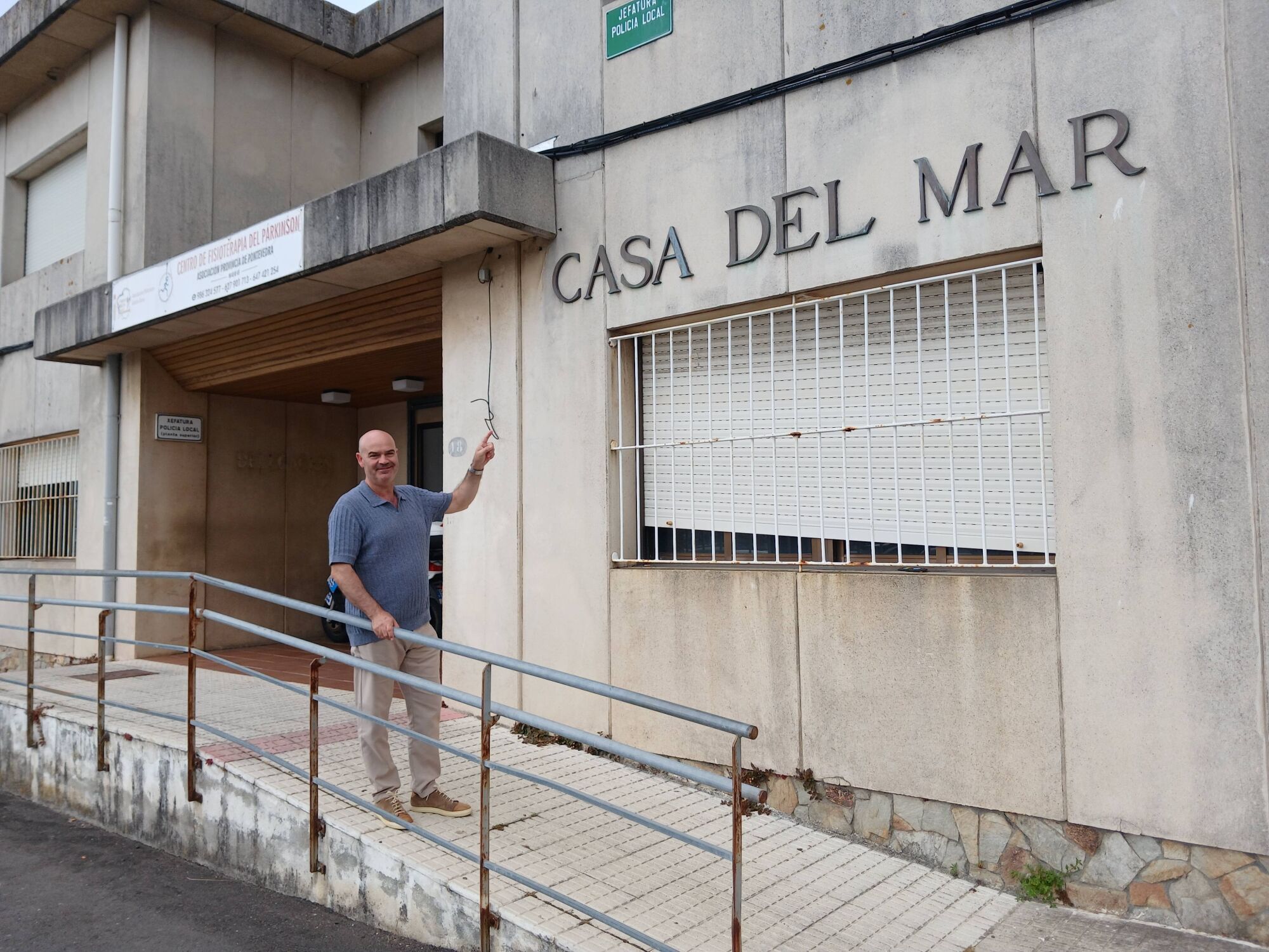 El alcalde de Bueu, Félix Juncal, delante del inmueble de la Casa do Mar en donde se abrirá el cuartel.