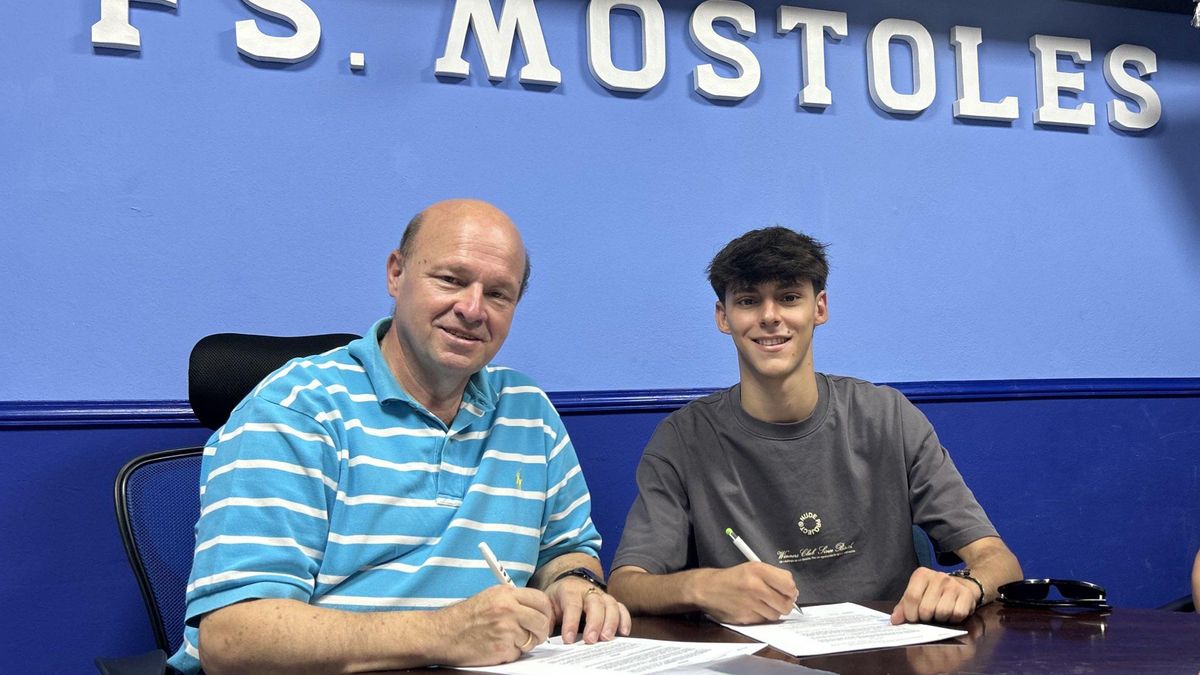 Félix Suko, con el responsable del Móstoles, firmando su contrato.