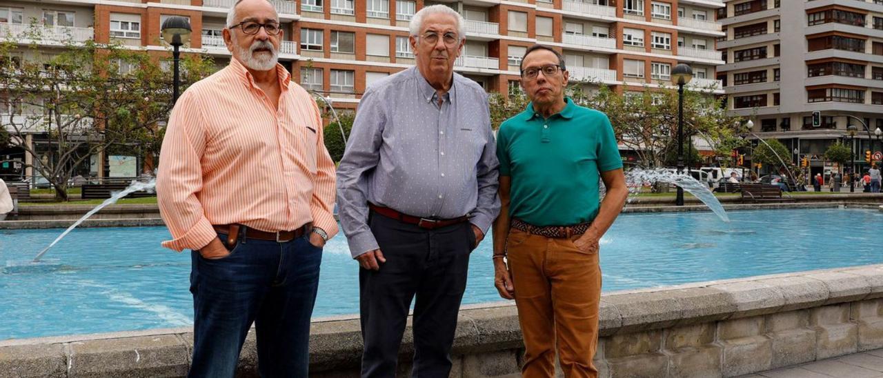 Tomás Revuelta, Jesús Revuelta y Braulio García, en el año 2019 ante el edificio que se construyó en los primeros terrenos del Grupo Covadonga.  | JUAN PLAZA / LNE