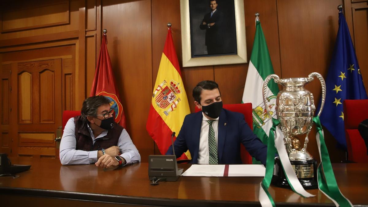 Javier González Calvo y José María Bellido, con la Copa RFEF, este lunes, en el Ayuntamiento.