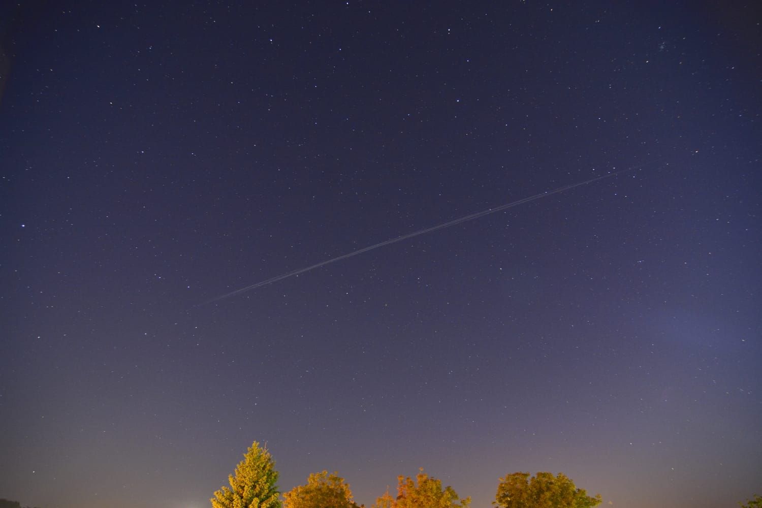 Satélites Starlink, la alineación de luces en movimiento que sorprende en la noche