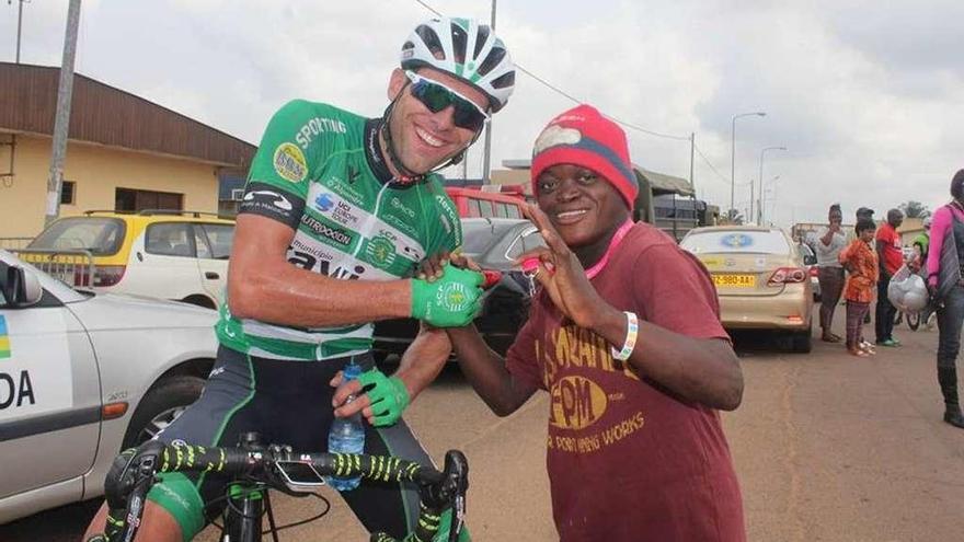 El corredor estradense Álex Marque es saludado por un aficionado durante la carrera africana.