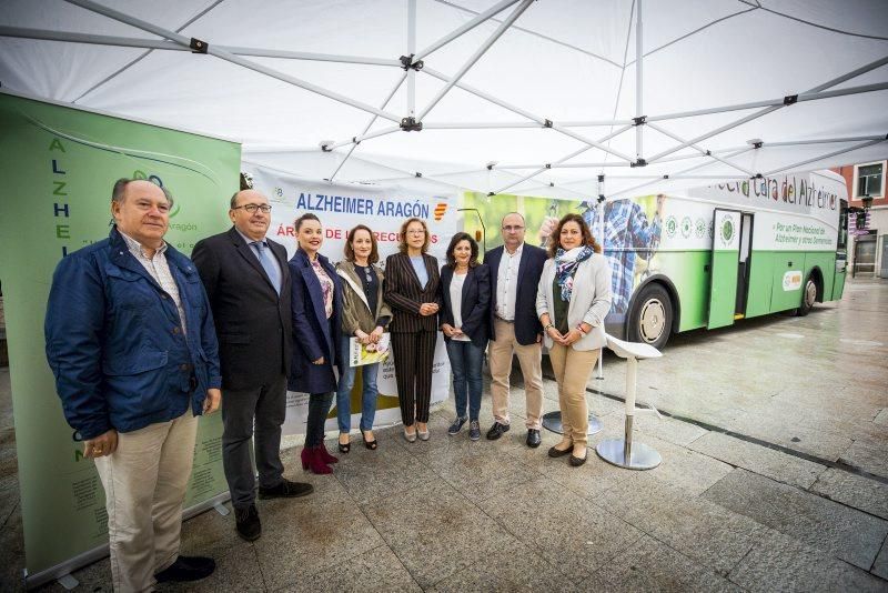 Ventura visita el autobús de la campaña La nueva Cara del Alzheimer