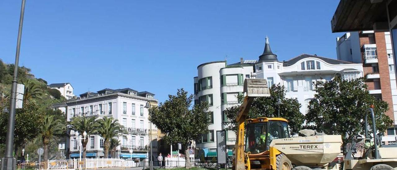 Maquinaria trabajando. A la derecha, la zona que comunica con las playas, donde se acumula parte del escombro.