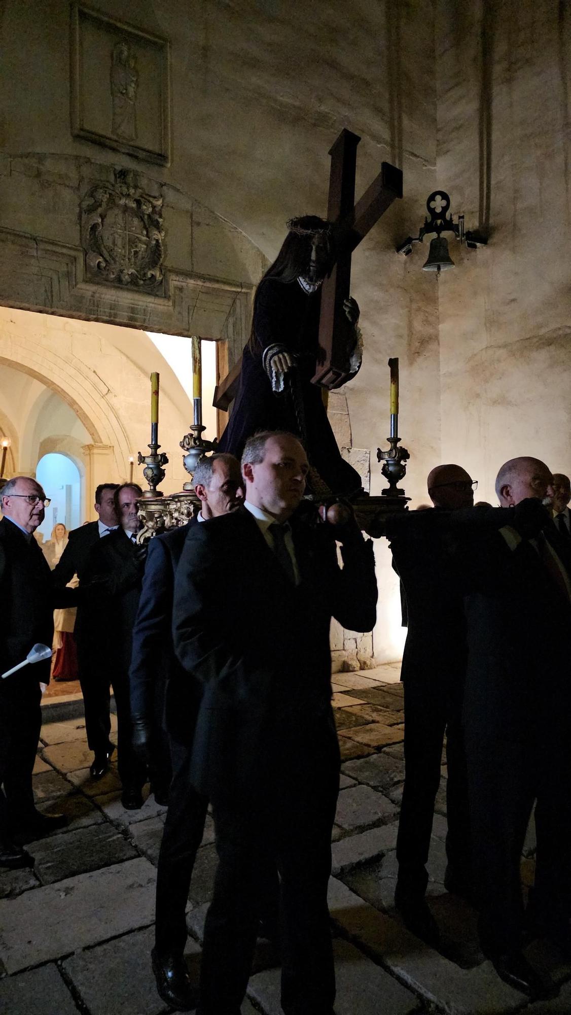 La procesión más corta y traslado de imágenes del Santo Entierro en Orihuela