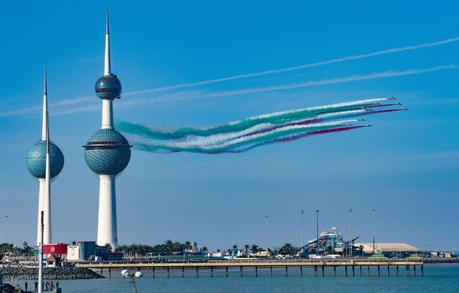 El equipo de acrobacia aérea de la Fuerza Aérea italiana, Frecce Tricolori, pasa por las Torres de Kuwait durante una actuación en la ciudad de Kuwait, Kuwait.