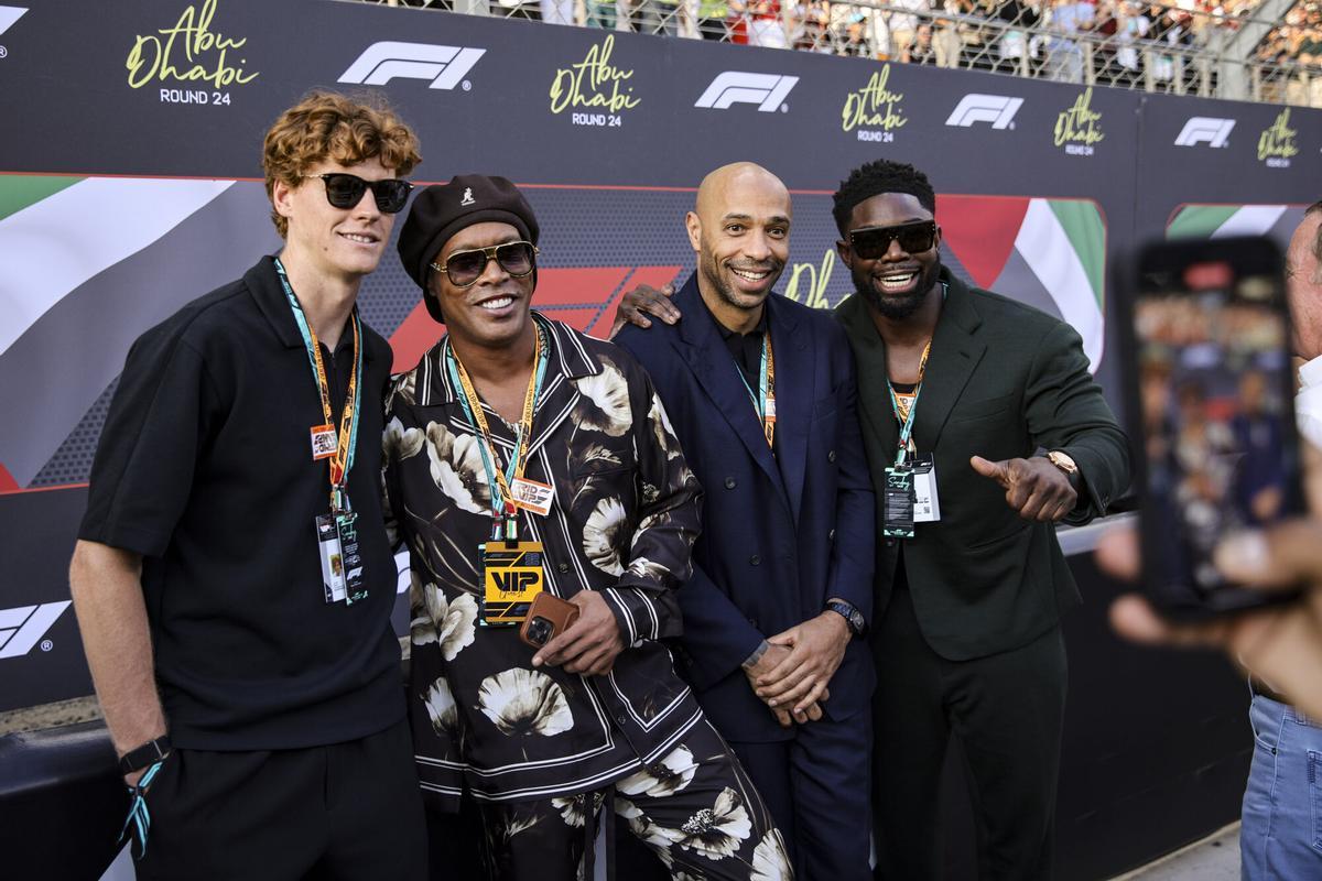 Jannik Sinner, tennis player with Ronaldinho and Thierry Henry footballers portrait during the 2025 Formula 1 Abu Dhabi Grand Prix, 24th round of the 2025 FIA Formula One World Championship from December 05 to 07, 2025 on the Yas Marina Circuit, in Abu Dhabi, United Arab Emirates - Photo Xavier Bonilla / DPPI AFP7 07/12/2025 ONLY FOR USE IN SPAIN