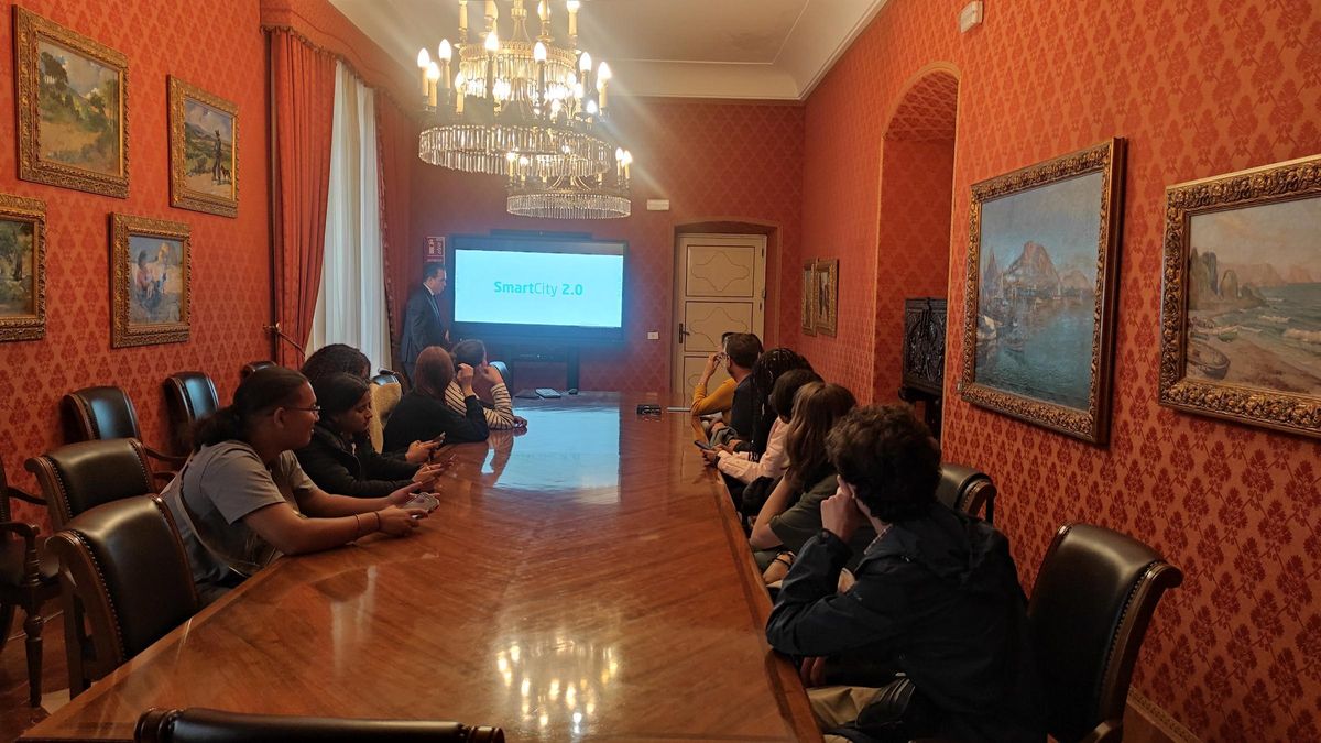 Alumnado del IES Cabo de la Huerta y del Lycée Jean Hinglo de Isla Reunión, en el Ayuntamiento de Alicante