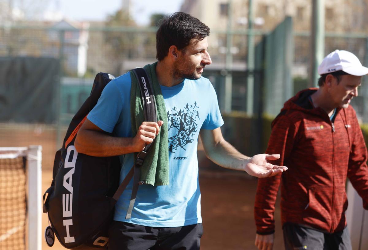 Bernabé Zapata, junto a su ya exentrenador Carlos Navarro en el Sporting Club de Tenis de València