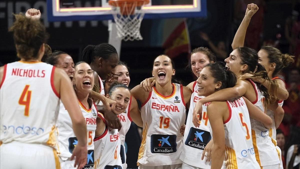 Las jugadoras de la selección celebran el bronce conquistado en Tenerife