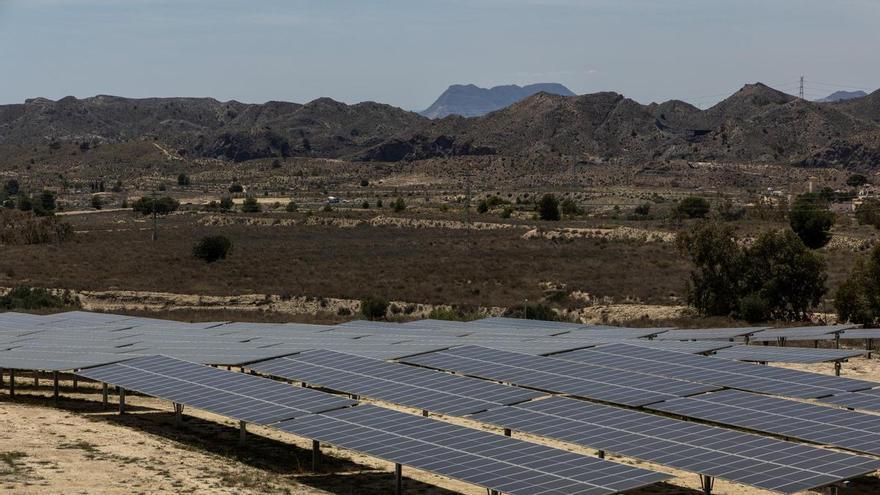 El Miteco tumba la macroplanta solar que contemplaba un tendido de alta tensión de 27 kilómetros en la Vega Baja