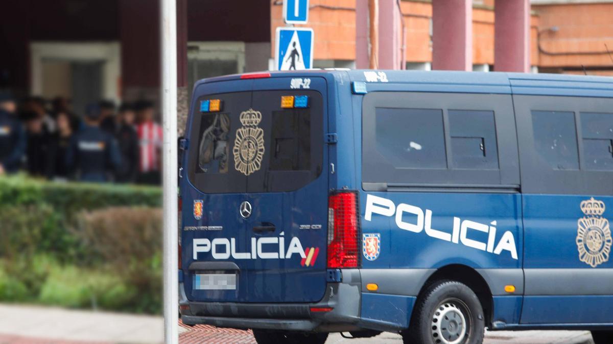 Un furgón policial en la anterior macrorredada en el polígono de La Magdalena. |