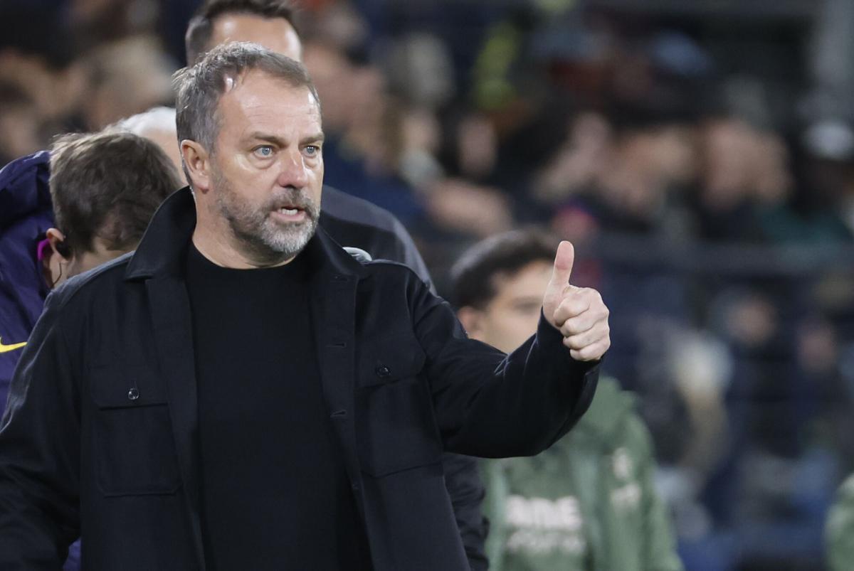 Hansi Flick durante el Villarreal - Barça de LaLiga 2025/26