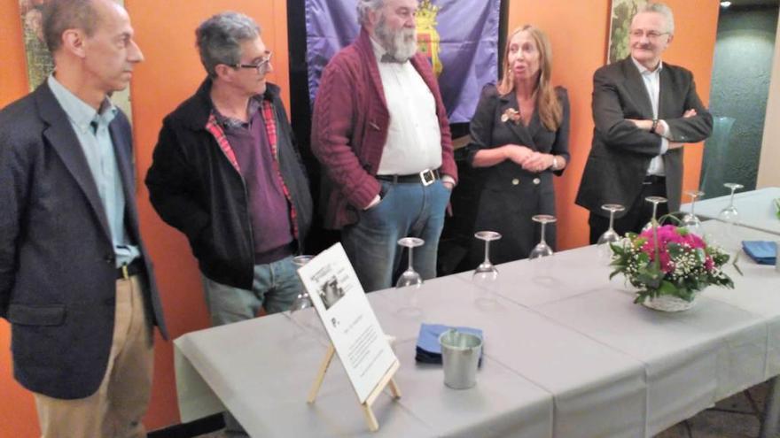 La concejala de Cultura de Palencia, Carmen Fernández Caballero, durante su intervención, con Antonio Trevín a la derecha de la imagen.