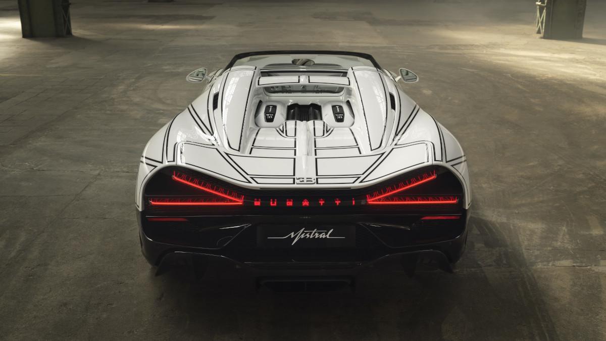 Desde atrás, los pilotos en forma de X enmarcan el nombre Bugatti y refuerzan la gran anchura visual del Mistral.