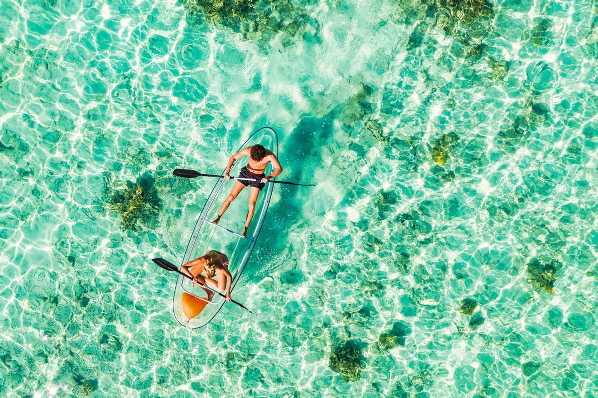 Practicar deportes acuáticos en las aguas de Maldivas es parte de la experiencia del viaje