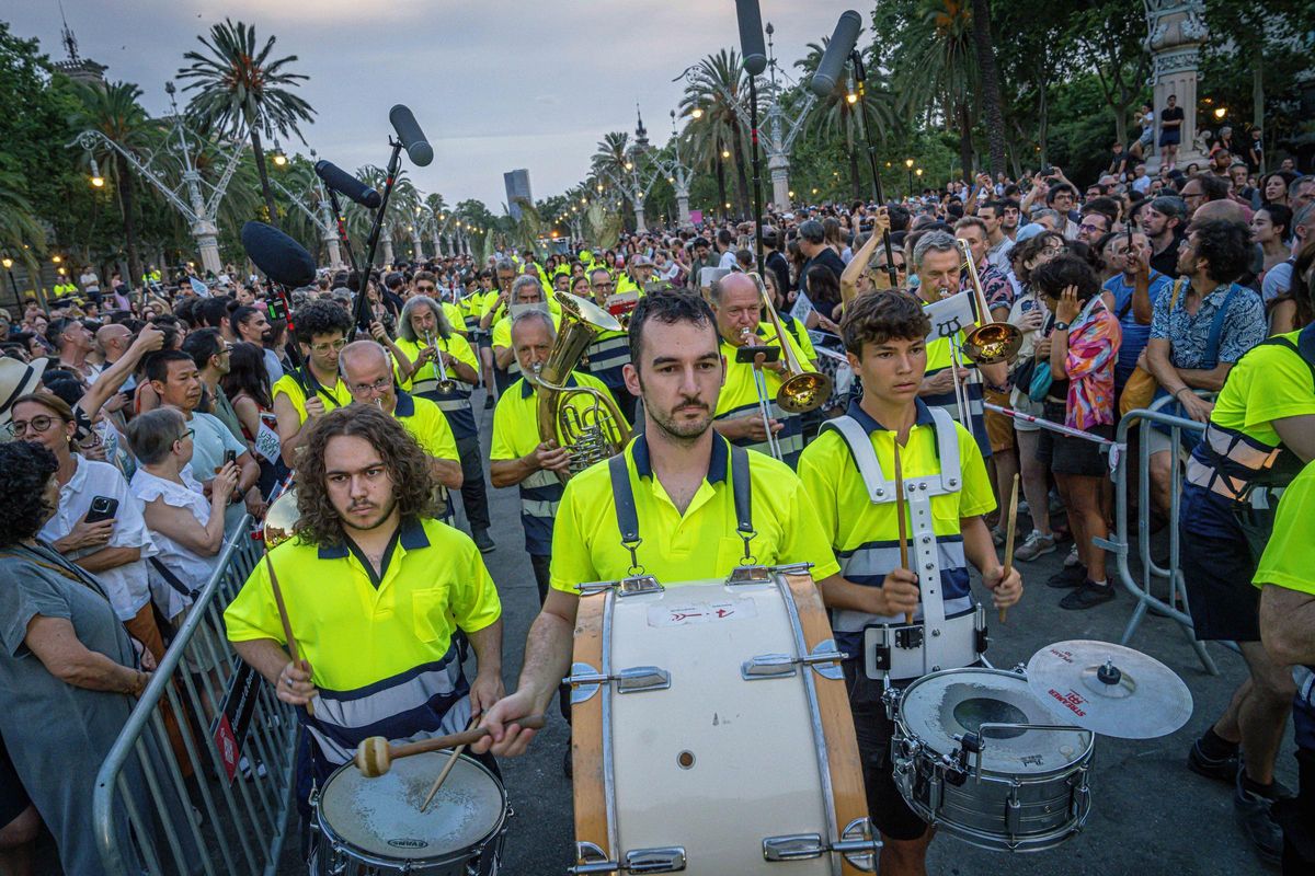 Marc Salicrú desata un espectáculo caótico con más de 300 personas en el Arc de Triomf