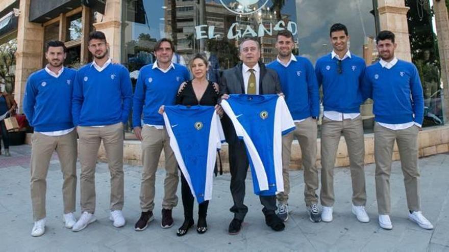 Miñano, Delgado, Luque, Buigues, Nieto y Javi Flores, ayer junto a los dueños de la tienda «Madera de Palo» en la presentación de la ropa de calle del equipo.