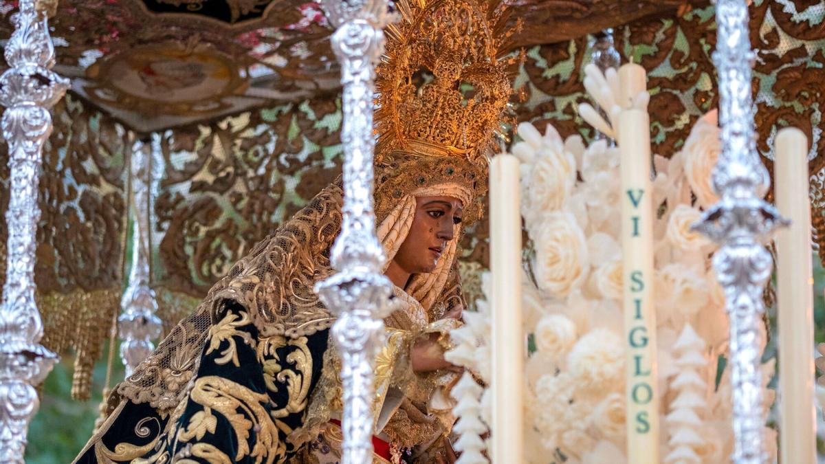 La Hermandad de la Esperanza de Triana, una de las vírgenes más populares y con más culto de Sevilla, vive este 2026 un año de elecciones para elegir nuevo hermano mayor de la corporación..