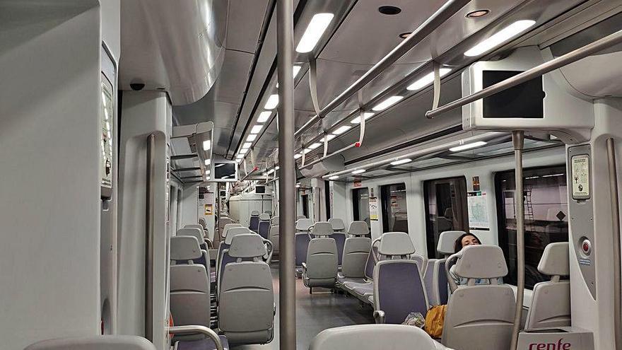 Un solo asiento ocupado en el vagón de un Cercanías en Madrid.