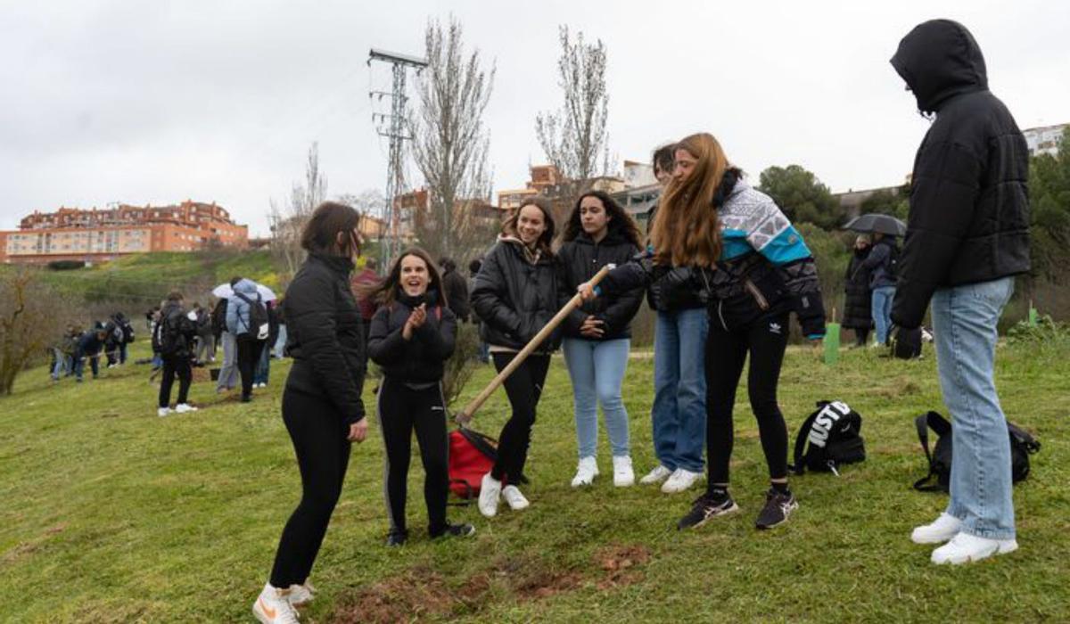 Un grupo de chicas planta un árbol. | Jose Luis Fernández