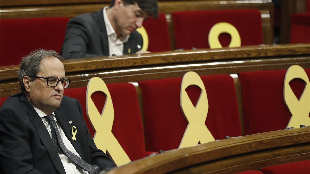 Quim Torra, en el Parlament, con el portavoz de ERC, Sergi Sabrià, detrás.