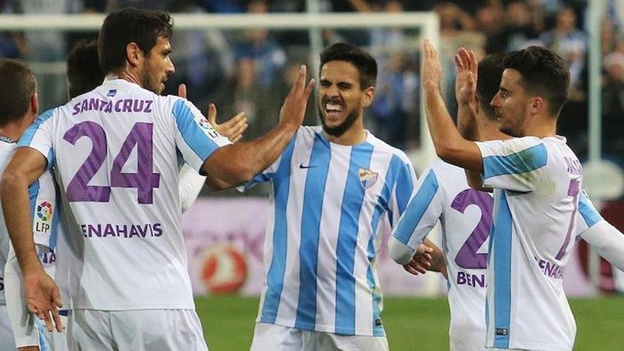 Roque Santa Cruz, Recio y Juankar celebran sobre el césped el triunfo del domingo contra el Atlético de Madrid.