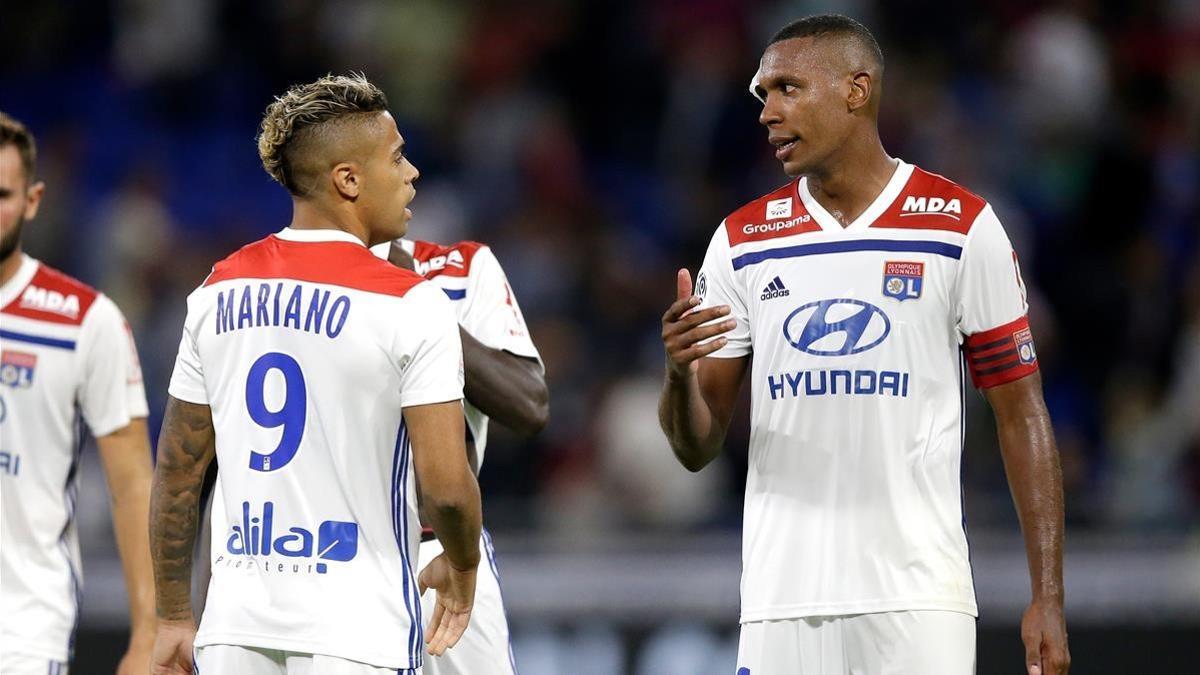 Mariano junto a Marcelo  en el partido que jugó el Olympique de Lyón ante el Estrasburgo.