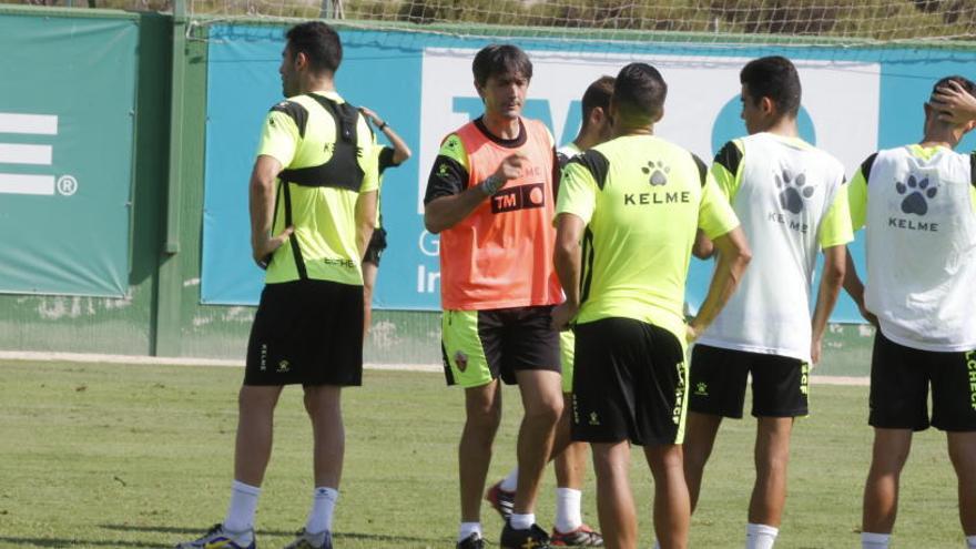 Pacheta dando instrucciones a sus jugadores en un entrernamiento