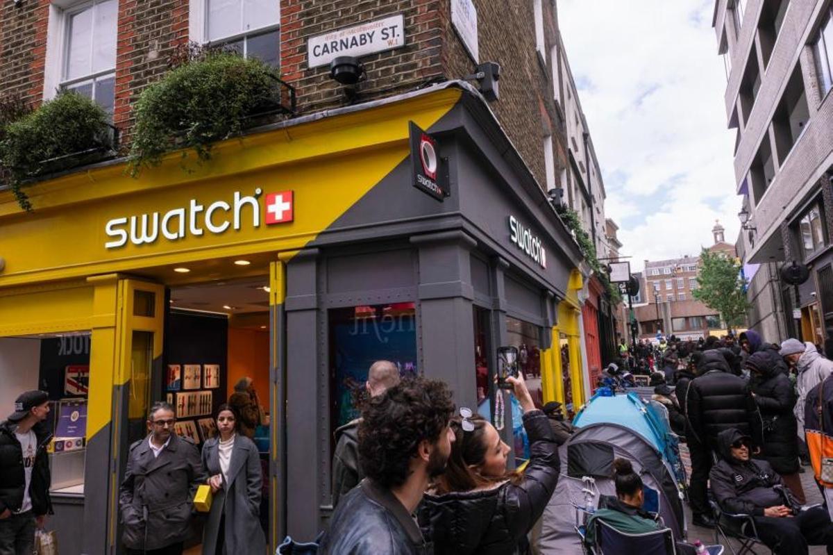 Personas hacen cola frente a una tienda del grupo Swatch AG antes del lanzamiento del reloj “Royal Pop”, en Londres (Reino Unido)