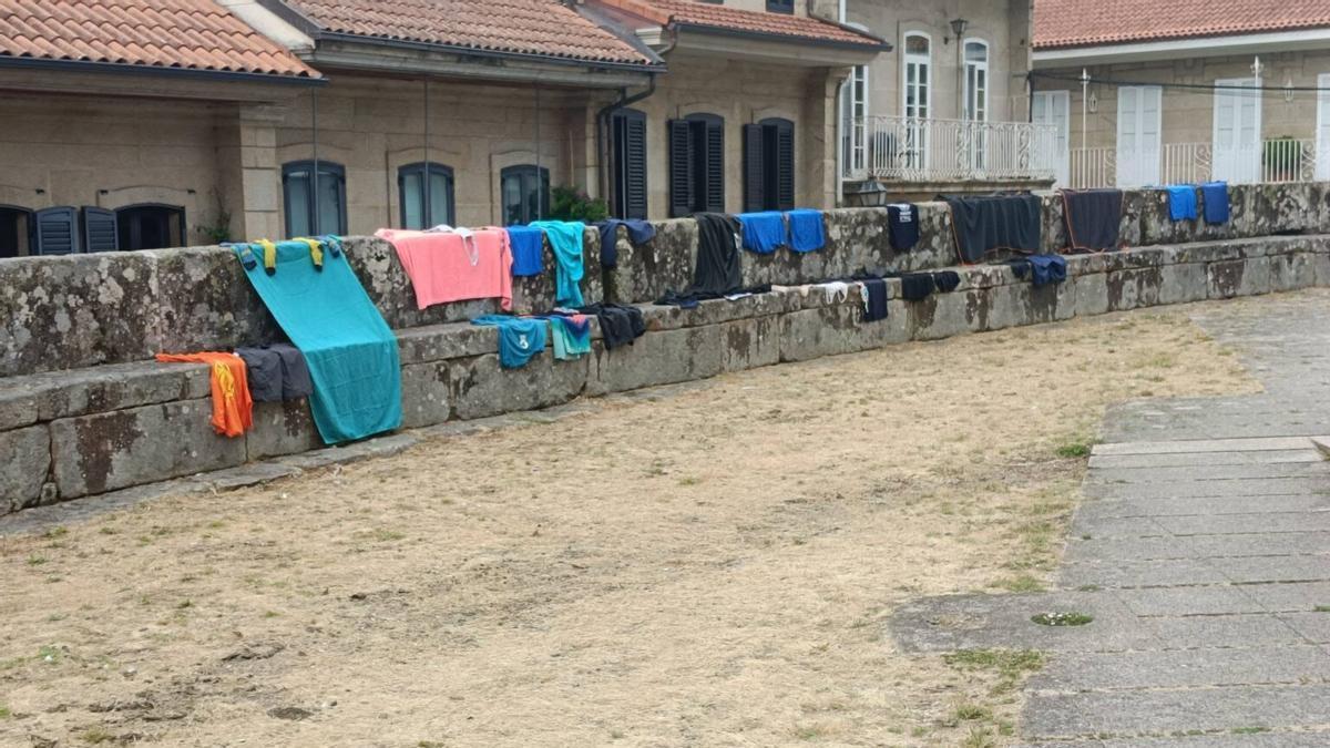 La ropa de los peregrinos tendida en los muros del atrio.