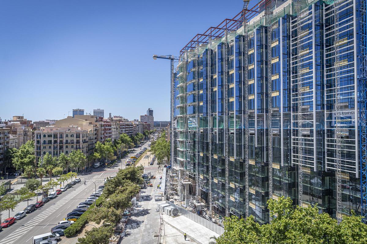 El tramo de la avenida Roma pendiente de reformar. A la derecha, el edificio Estel, en plena reconstrucción