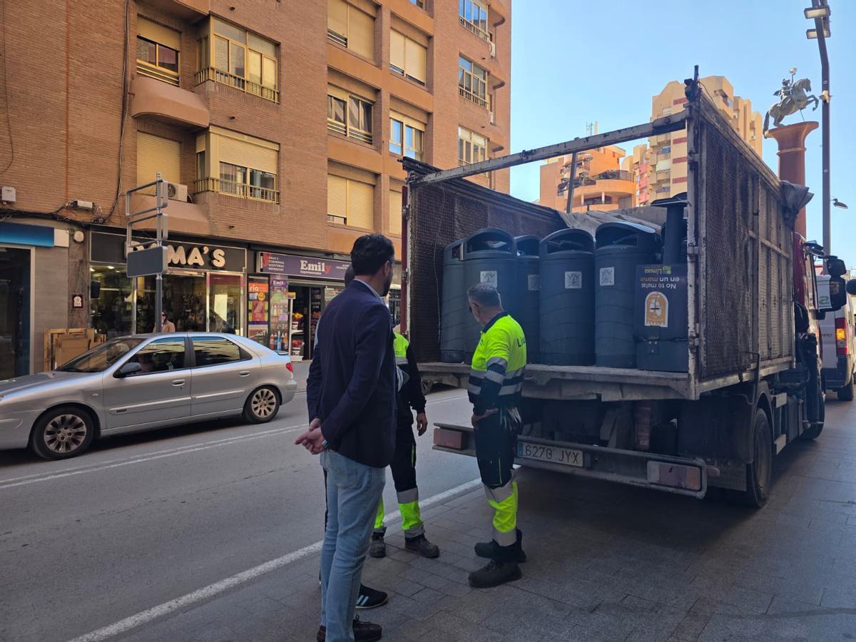 La retirada del mobiliario urbano ya ha comenzado.
