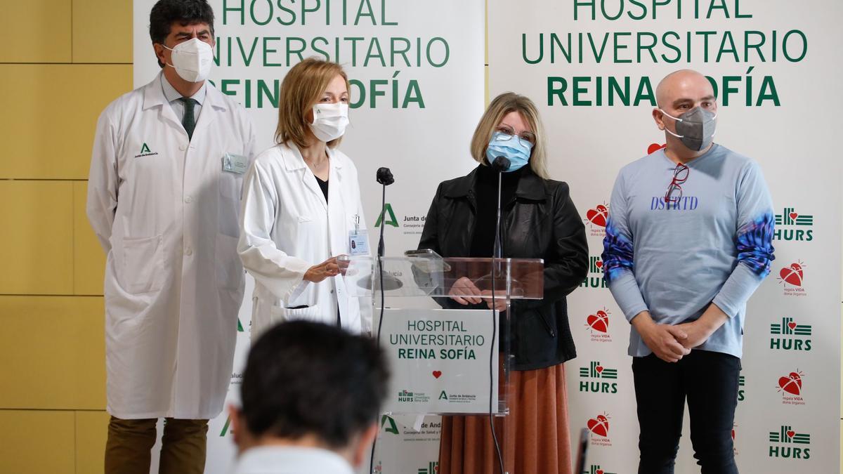 José María Dueñas, coordinador de trasplantes; Valle García, gerente del Reina Sofía; Catalina Berzosa, donante, y Francisco Javier Berzosa, beneficiario del trasplante.