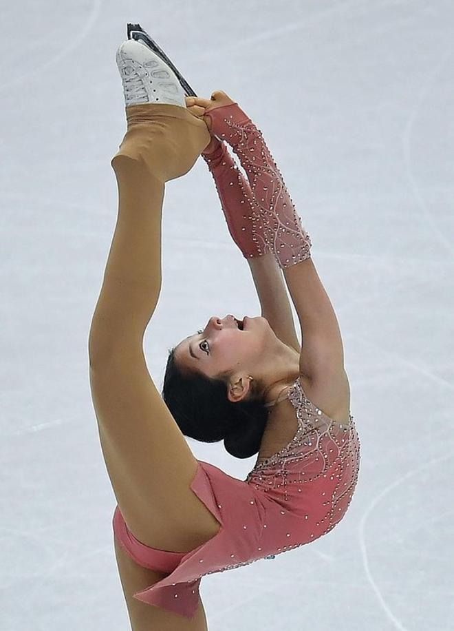 Alysa Liu  interpreta su programa de danza durante la final del Grand Prix ISU de patinaje artístico en el estadio Palavela en Turin.