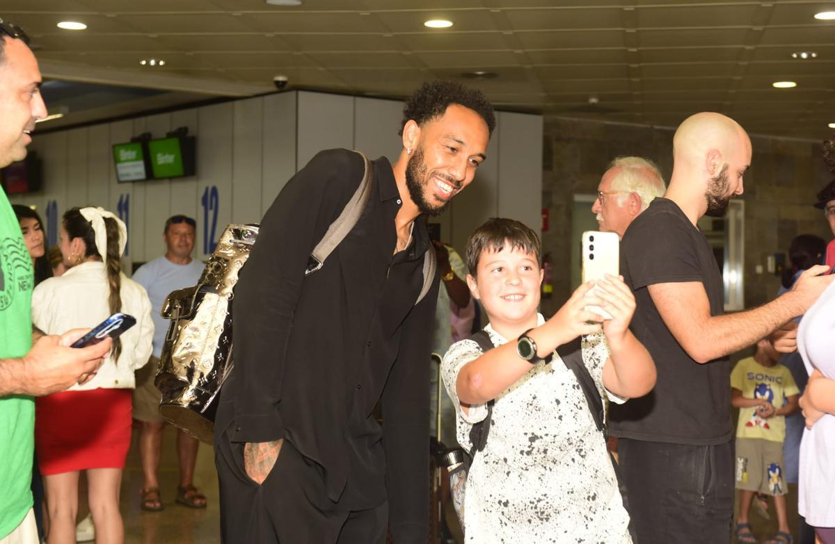 Aubameyang ya está en A Coruña tras firmar por el Deportivo